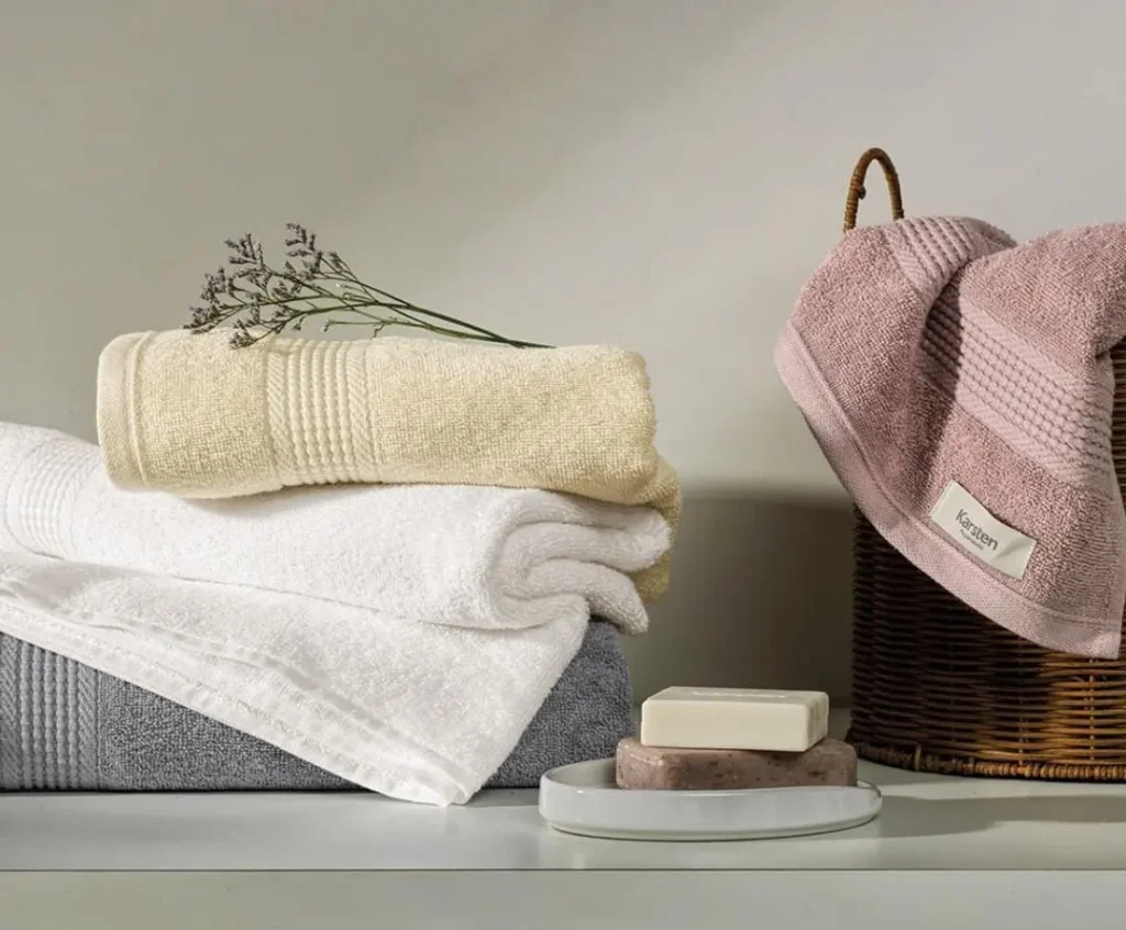 A Toalha de Banho Hera na cor Vanilla combina delicadeza e conforto para tornar seus momentos de autocuidado ainda mais especiais. Com medidas de 70cm x 1,40m, oferece alta absorção e um toque macio, garantindo uma experiência agradável no dia a dia. A tecnologia Softmax preserva sua suavidade por mais tempo, enquanto o acabamento antimicrobiano proporciona frescor e proteção extras. O pré-encolhimento mantém suas proporções e formato mesmo após várias lavagens. Com uma barra tradicional e discreta, essa toalha é a escolha ideal para quem busca qualidade e sofisticação no enxoval.